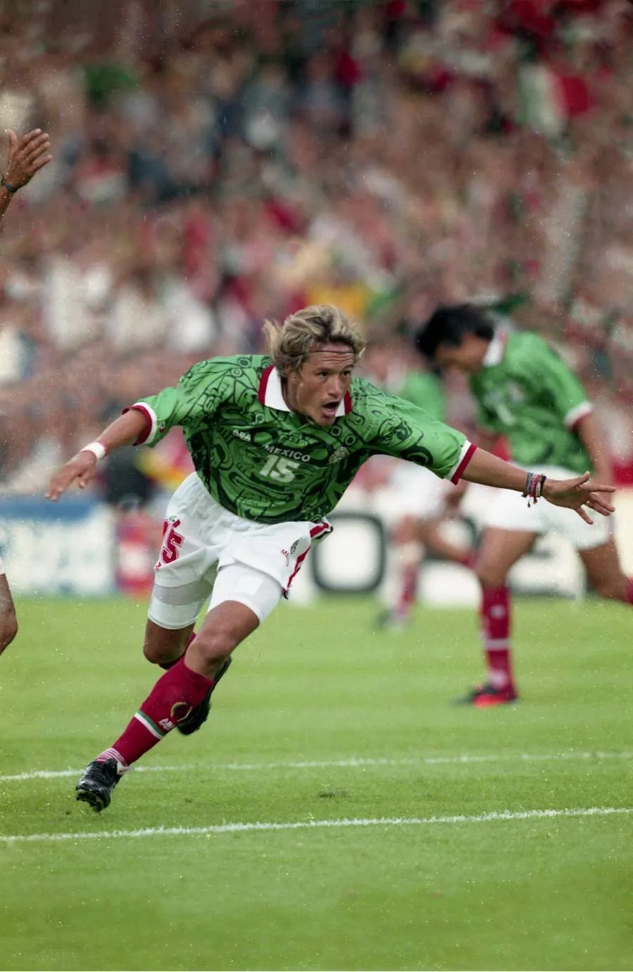 MEXSPORT Luis Hernández celebrando su doblete en Francia 98