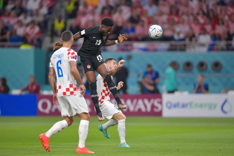 Alphonso Davies se alzó para marcar el gol