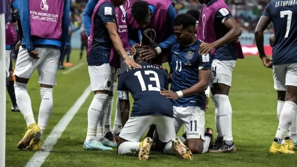 Enner Valencia celebrando con sus compañeros