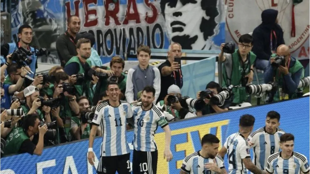 Di Maria celebra el gol junto a Lionel Messi