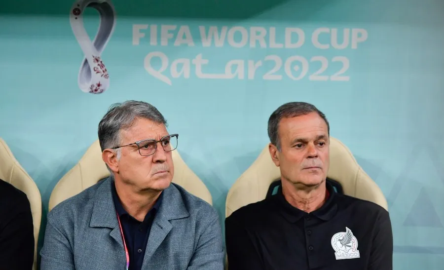 Tata con su auxiliar durante juego ante Argentina