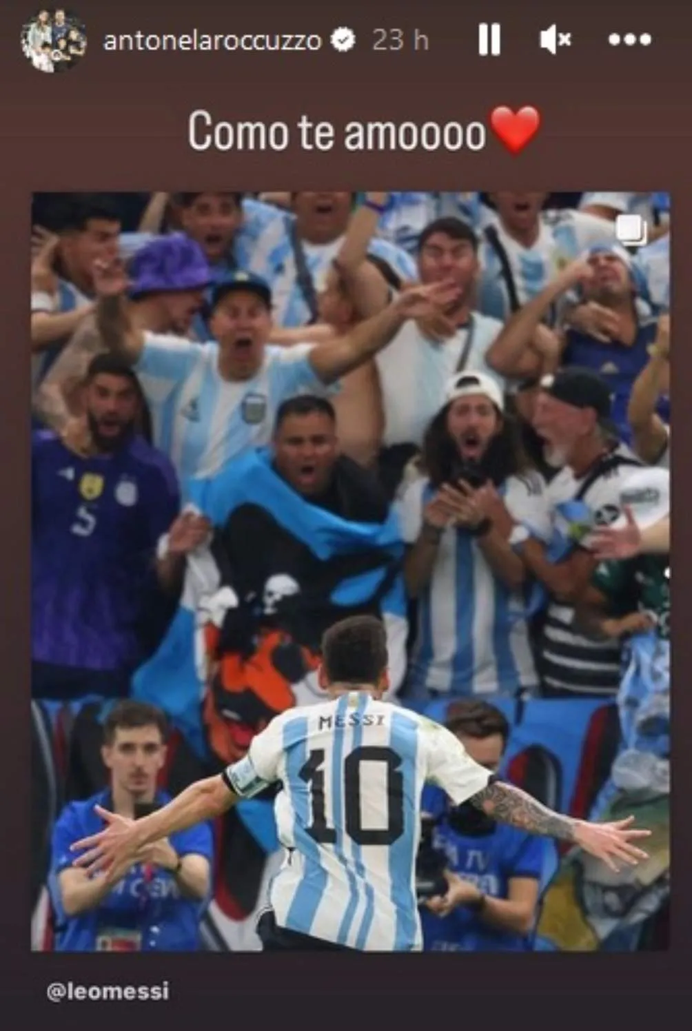 Instagram: @antonelaroccuzzo Lionel Messi festeja con aficionados argentinos