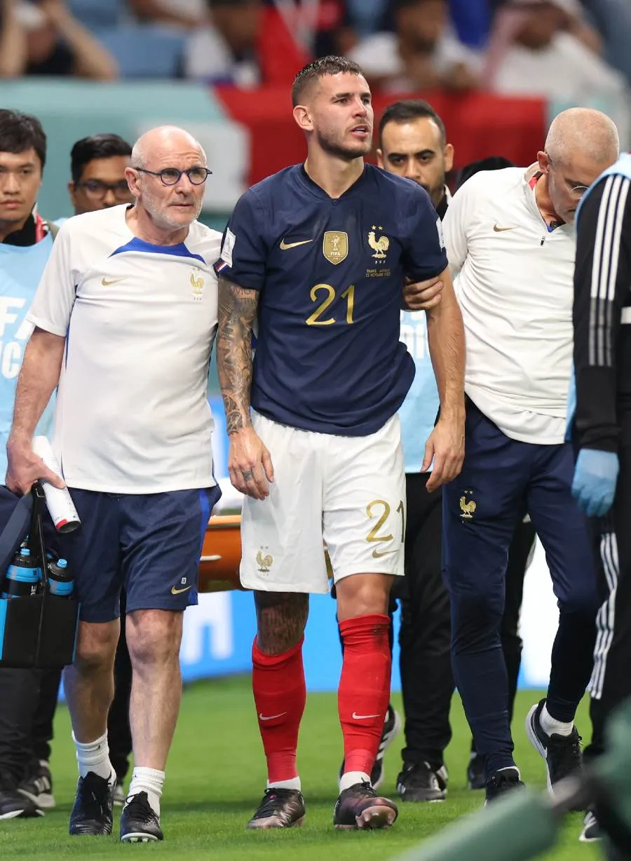 Lucas Hernández abandona la cancha tras lesionarse