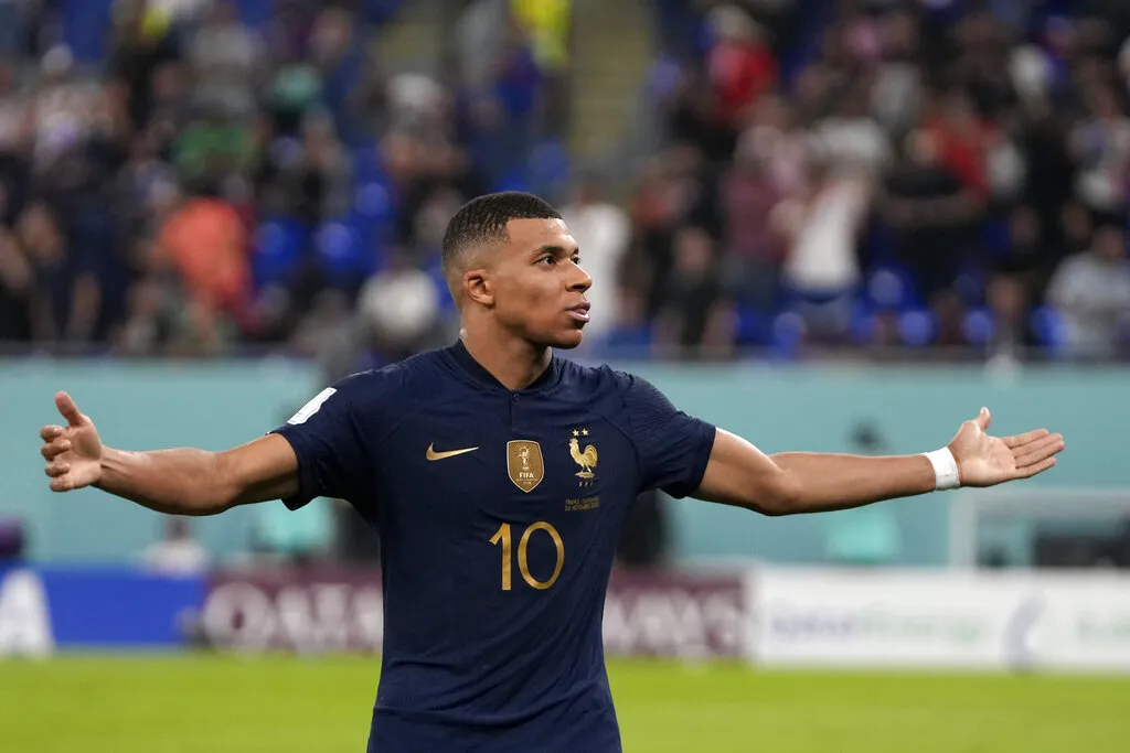 Kylian Mbappé celebra su gol ante Dinamarca