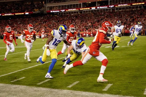 AP Chiefs vs Rams en el Arrowhead Stadium