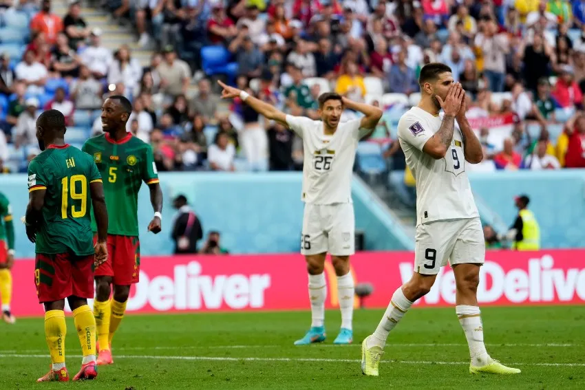 Serbia y Camerún regalaron emocionante empate