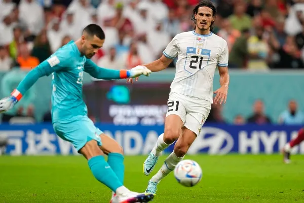 Costa y Cavani en balón dividido