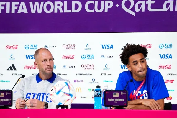 Berhalter y Adams en rueda de prensa