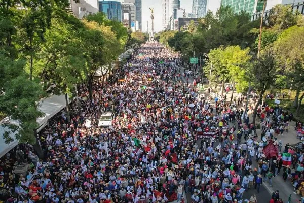 TWITTER @Claudiashein Marcha con Andrés Manuel López Obrador, presidente de México