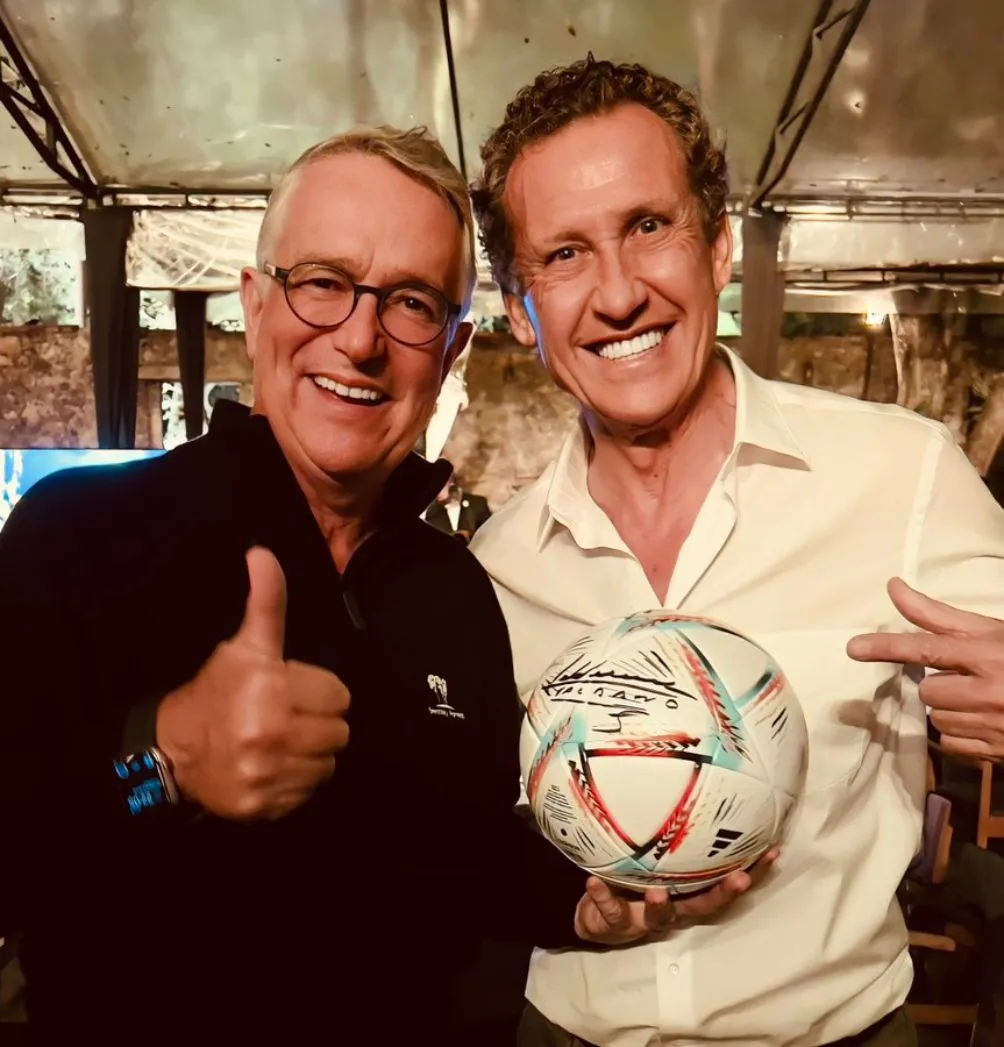 TWITTER | @RICARDOBSALINAS Ricardo Salinas regaló balones firmados por Valdano