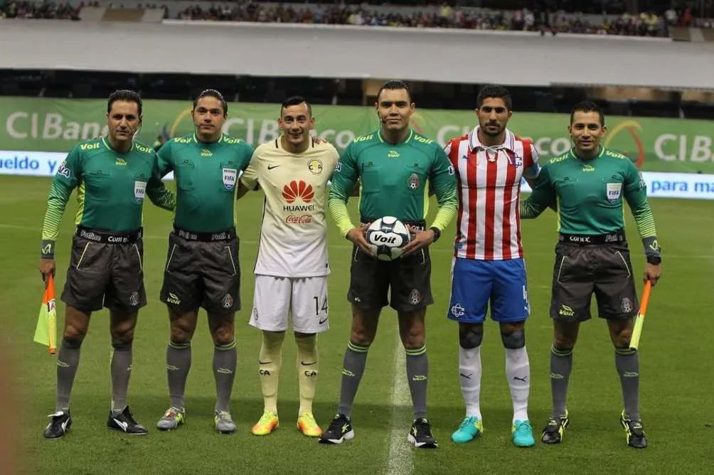 Jair Pereira en un Clásico Nacional