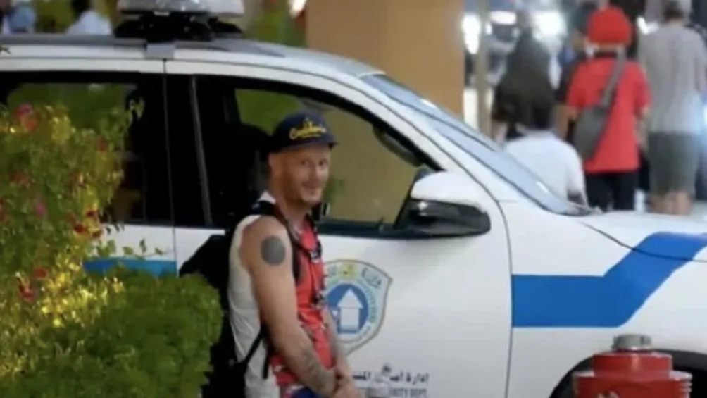 El mexicano esperando fuera de la patrulla de Qatar