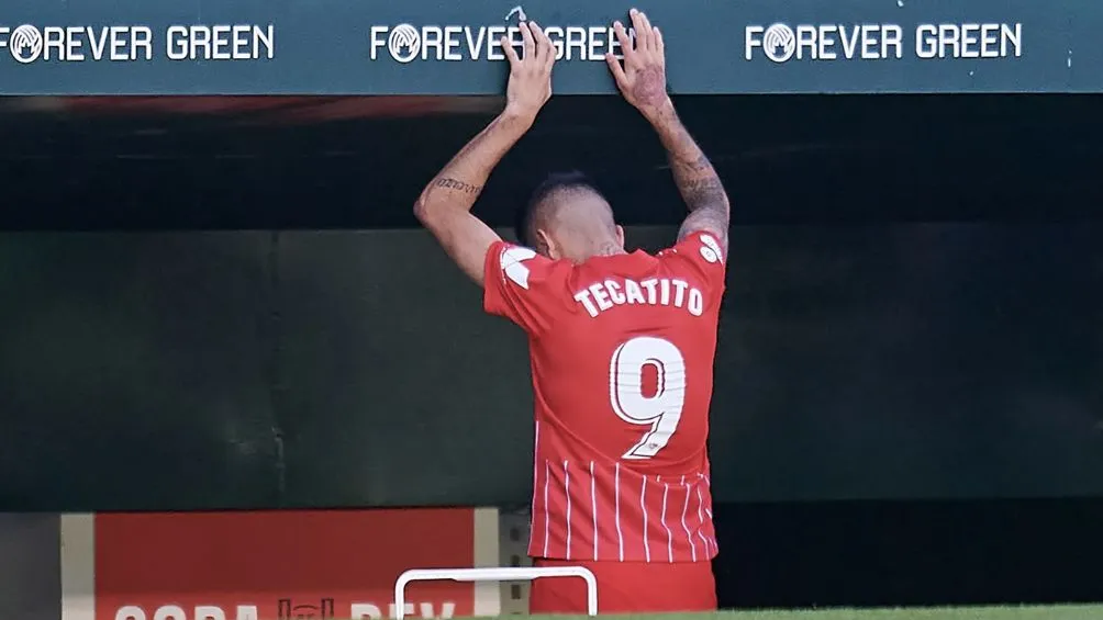 El delantero sufrió una lesión con Sevilla