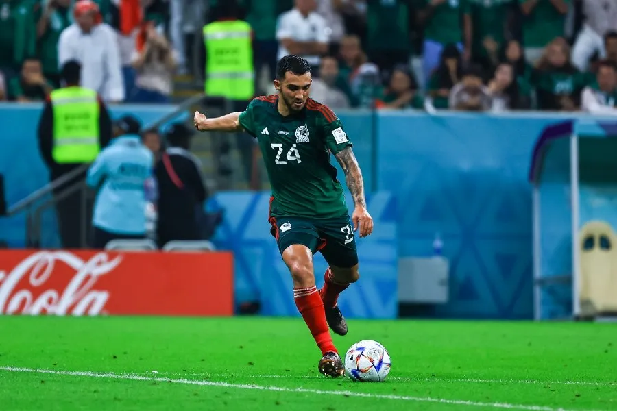 Luis Chávez conbrando el tiro libre