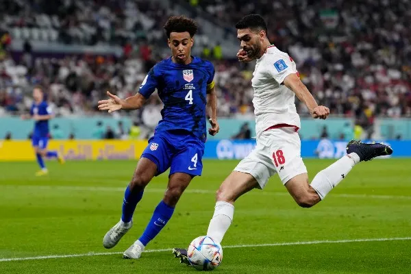 Tyler Adams con Estados Unidos vs Irán en Qatar 2022