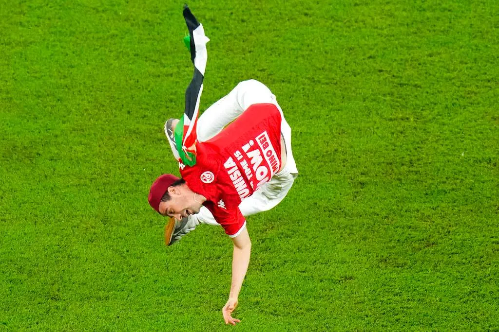 El aficionado dio maromas en el campo