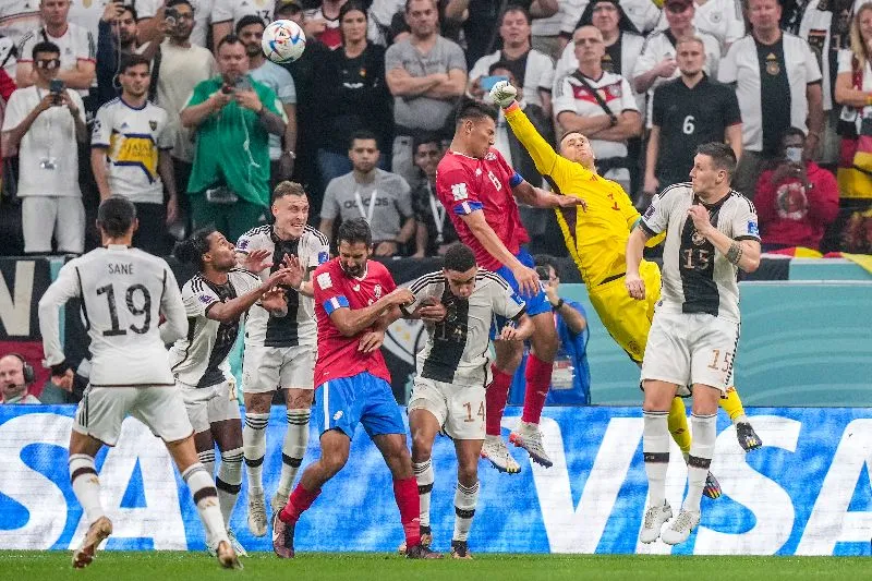 AP Manuel Neuer atajando un gol