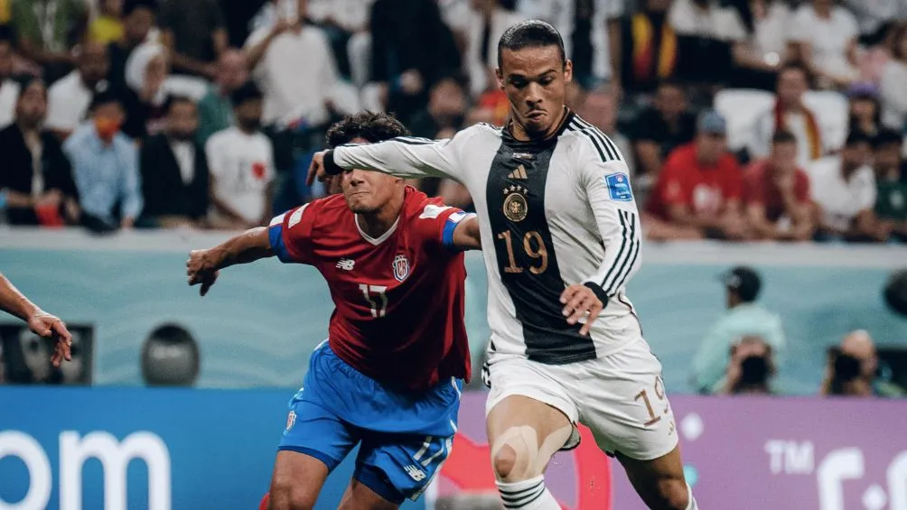 Leroy Sané disputando la pelota ante los ticos