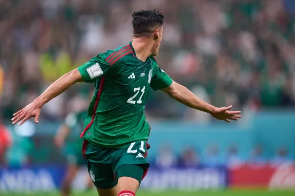 Uriel Antuna al ver el offside