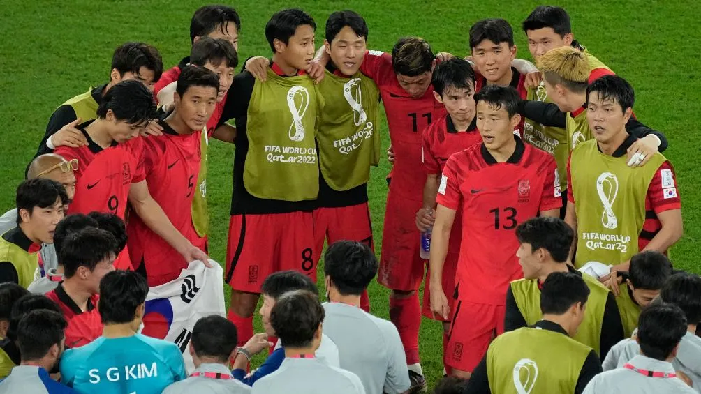 Los futbolistas tuvieron que esperar en el campo