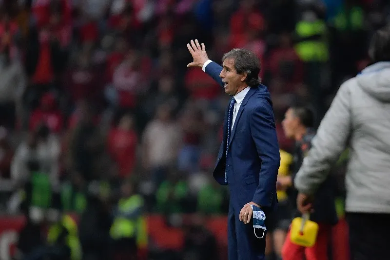 Guillermo Almada dirigiendo a Pachuca