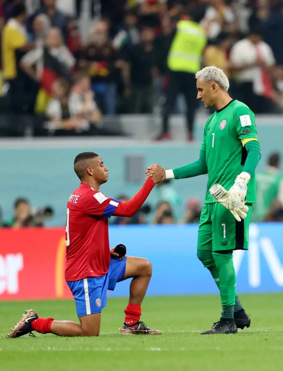 XINHUA Keylor Navas hablando con sus compañeros después de la eliminación