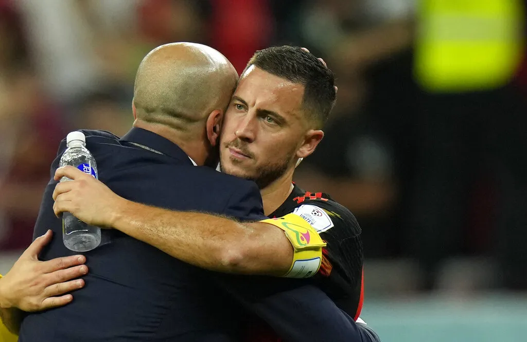 Eden Hazard abraza a Roberto Martínez