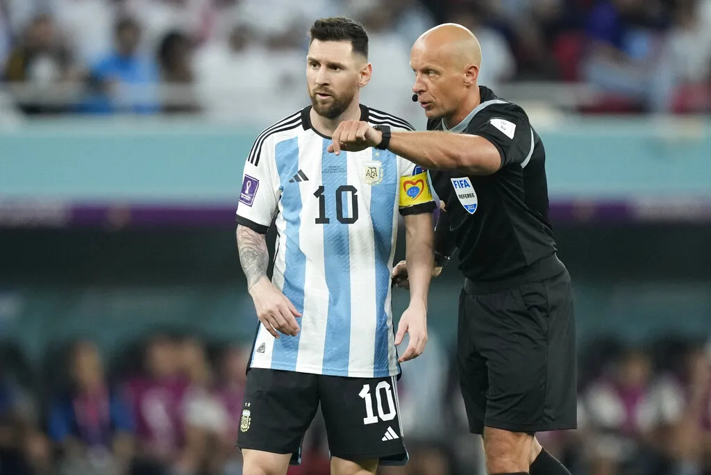 Lionel Messi charla con el árbitro