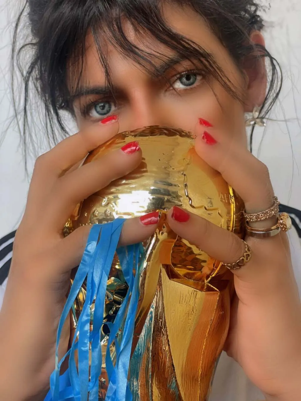 Suzy Cortez posa con la Copa del Mundo