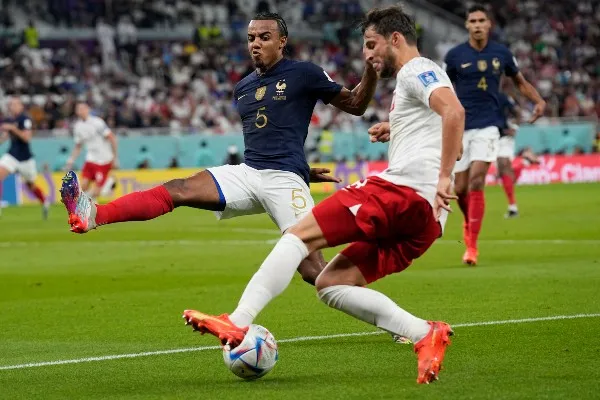Jules Koundé en acción con Francia ante Polonia en Qatar 2022