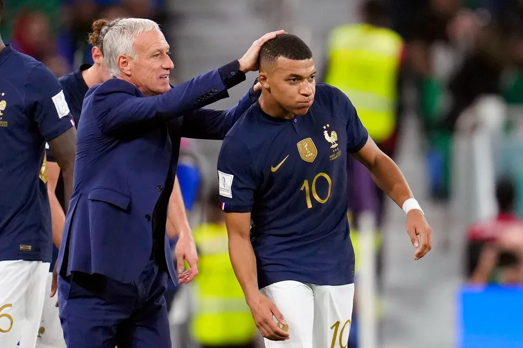 Didier Deschamps felicita a Mbappé