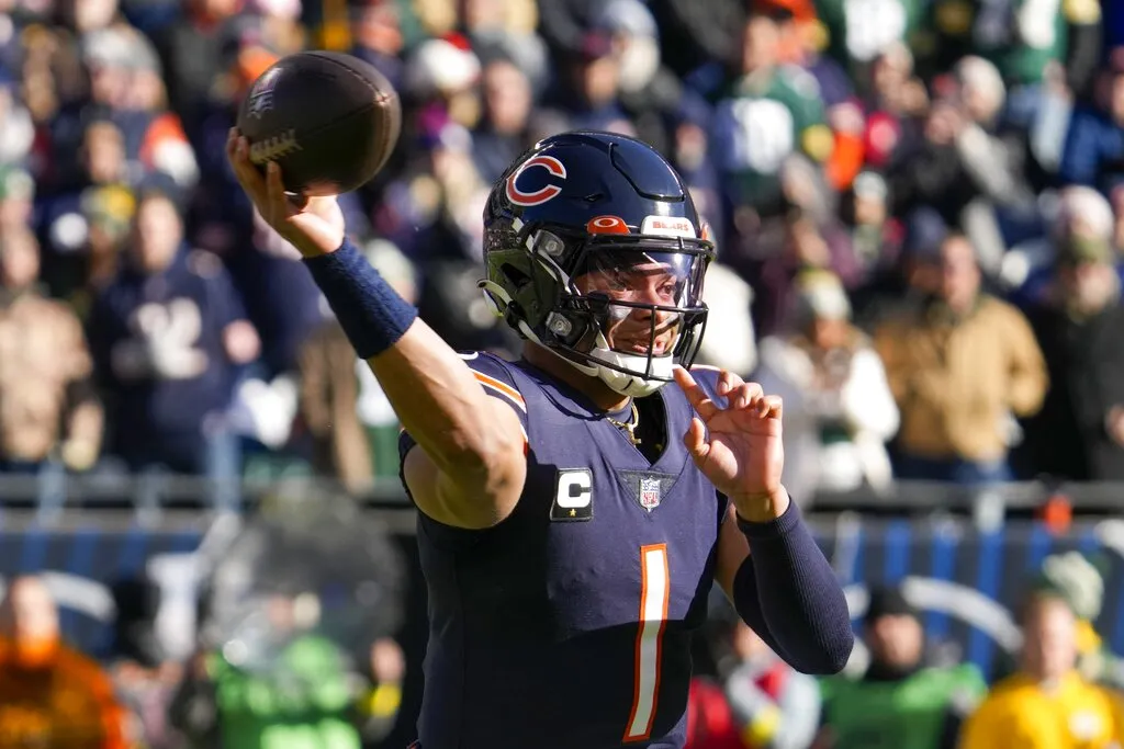 AP Justin Fields no pudo evitar la derrota