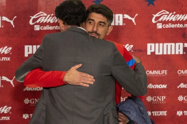 Junto a Paunovic, DT de Chivas