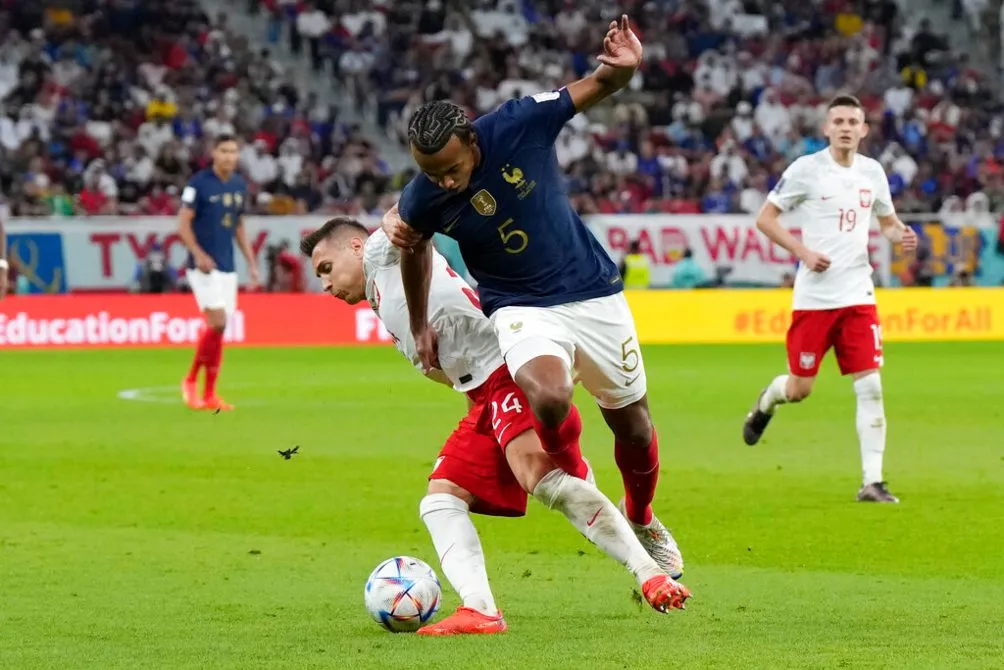 Jules Koundé en el juego de Francia vs Polonia