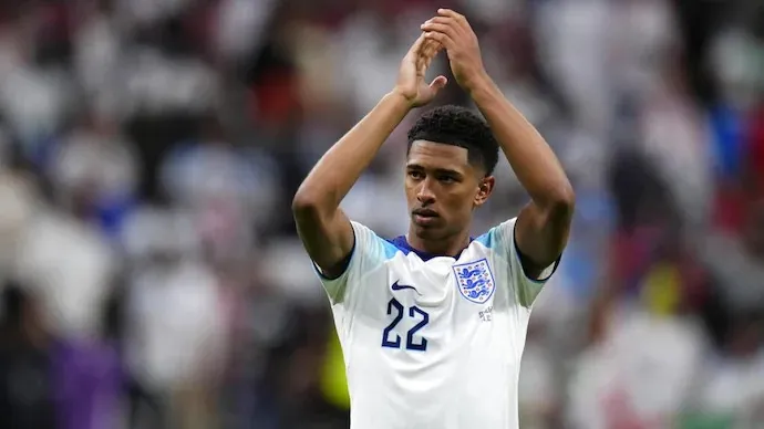 Jude Bellingham agradeciendo a la afición