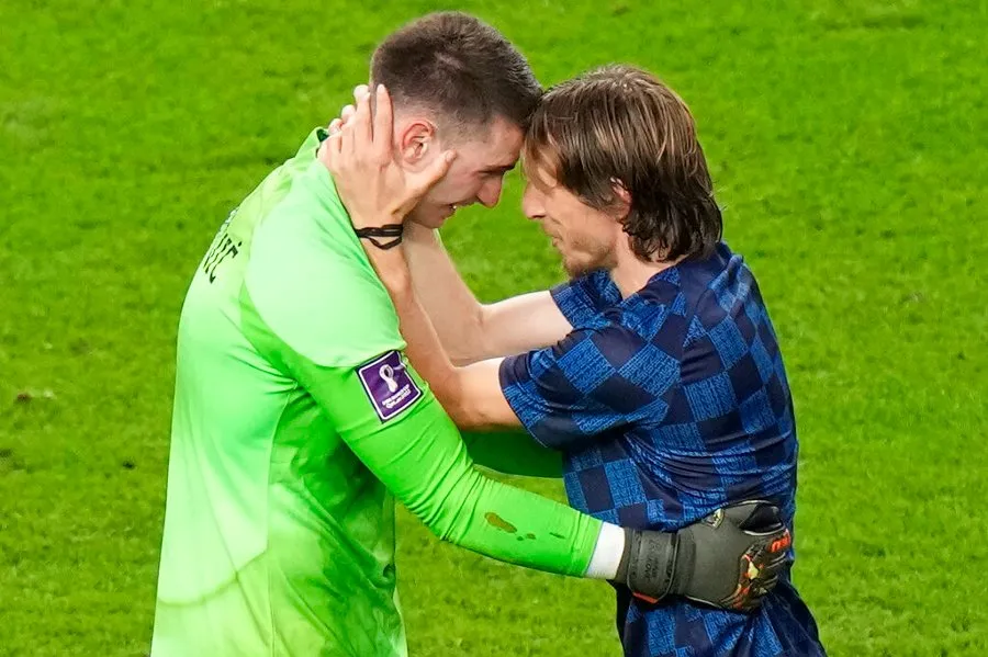Dominik Livakovic se abraza con Luka Modric
