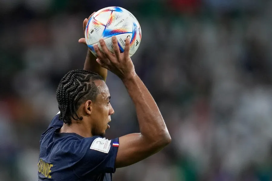 Jules Kounde durante partido contra Polonia