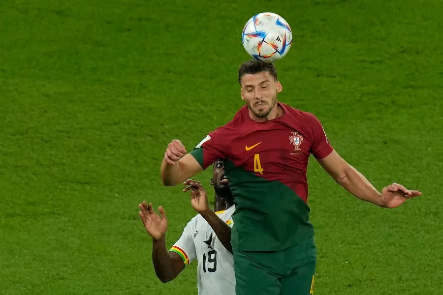 Dias ganando la posición durante el juego contra Ghana