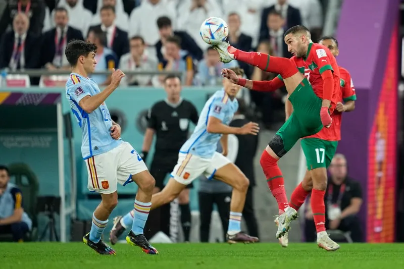 Hakim Ziyech y Pedri en disputa por el balón