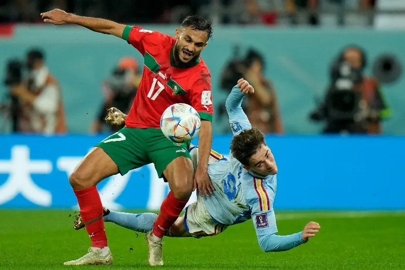 Gavi y Sofiane Boufal buscando el esférico