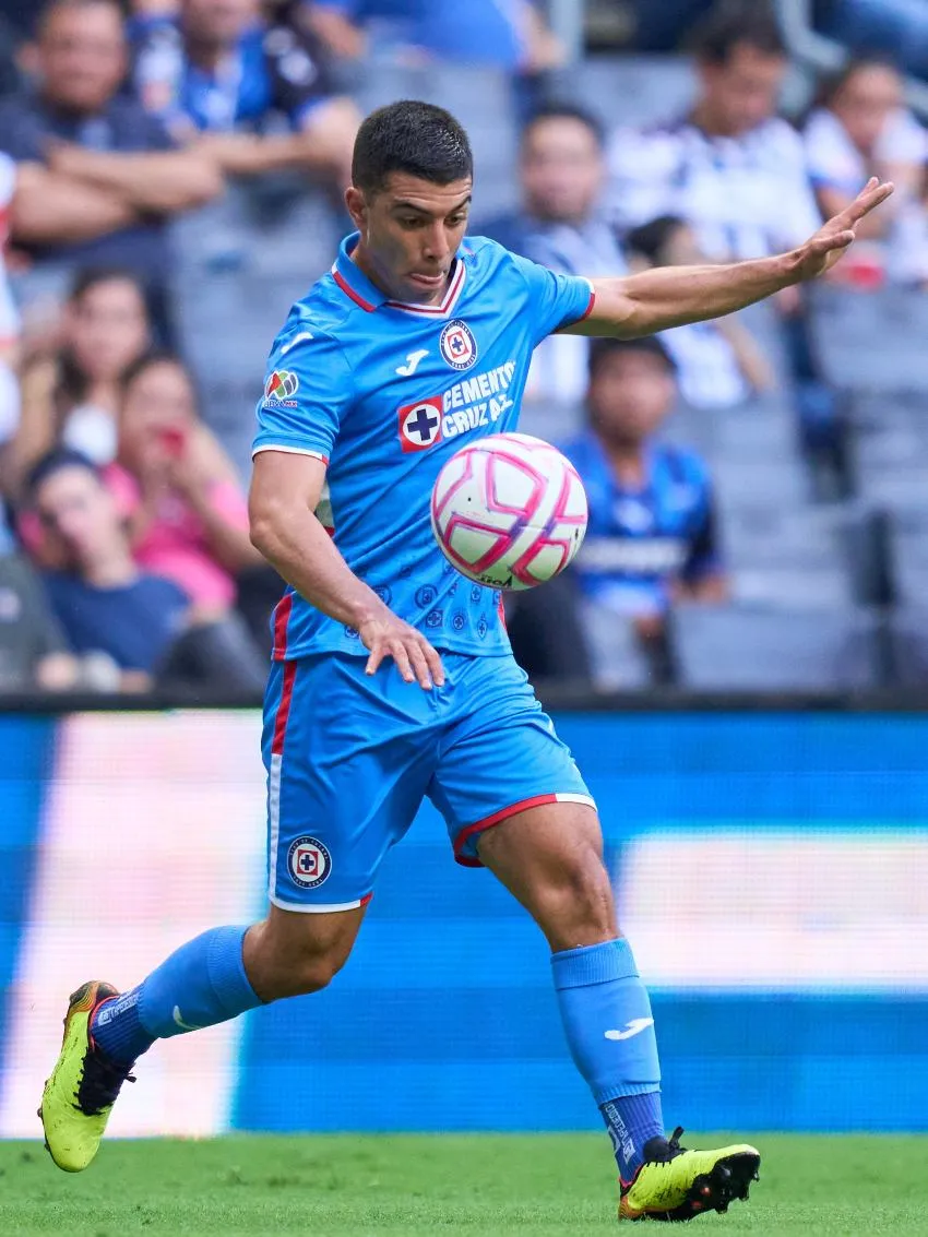 MEXSPORT Erik Lira en un partido de Cruz Azul