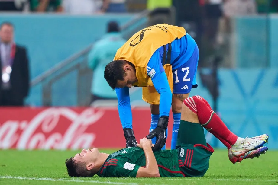 César Montes 'inconsolable' tras eliminación del Tri Qatar 2022