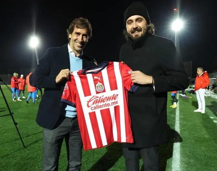 Raúl González posa junto a Jorge Vergara