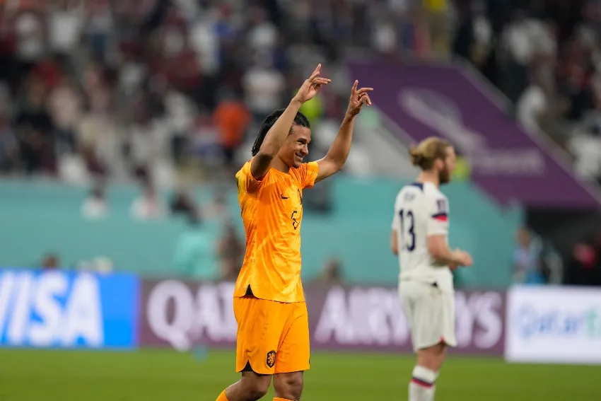 Nathan Aké en Qatar 2022 con Países Bajos