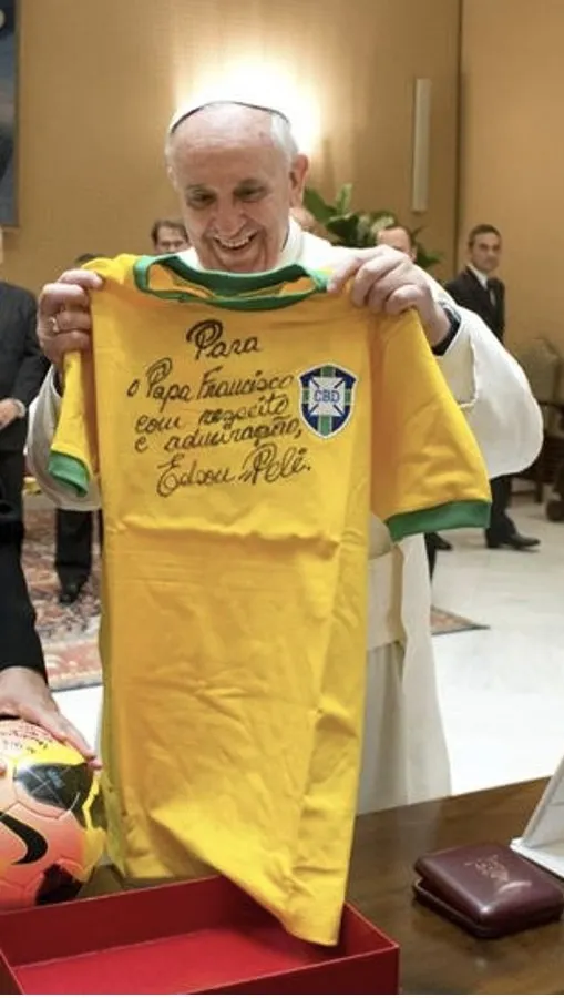ESPECIAL Francisco con una playera firmada por Pelé
