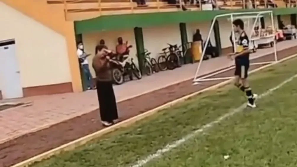 El joven abandonando la cancha