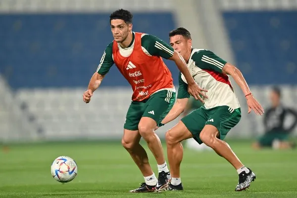 Raúl Jiménez en entrenamiento con el Tri