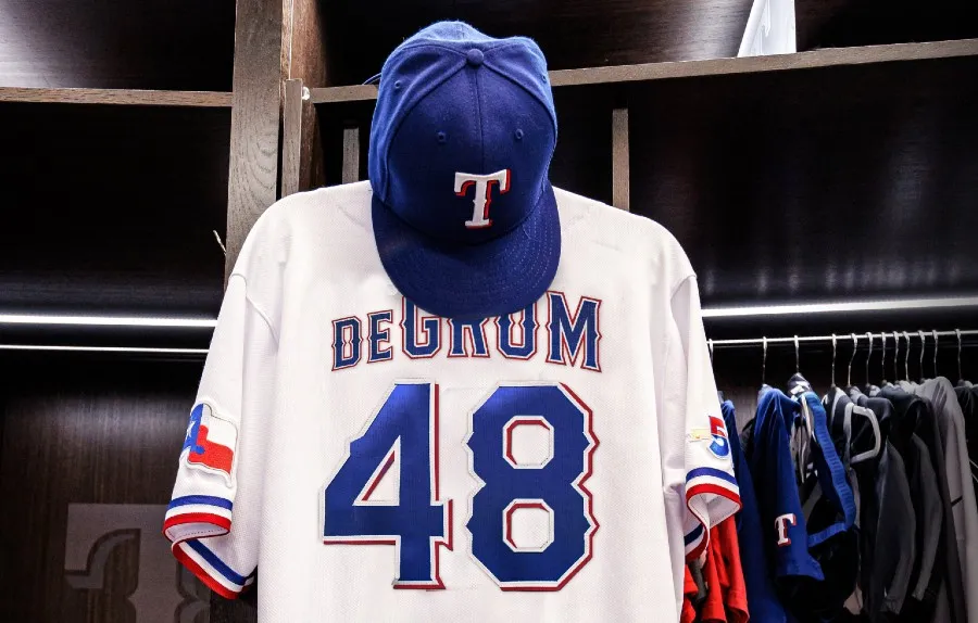 TWITTER @Rangers La nueva franela de DeGrom con Texas