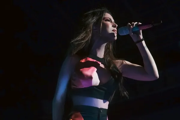 La cantante participó en mesa de análisis