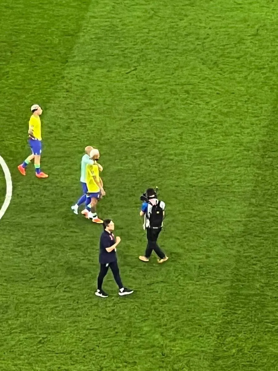 Neymar y Dani Alves tras eliminación de Brasil